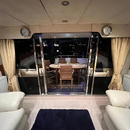 Superyacht On Town Quay Marina, Southampton - Very Close To City Centre And Cruise Terminals - Free Parking Included Exterior photo