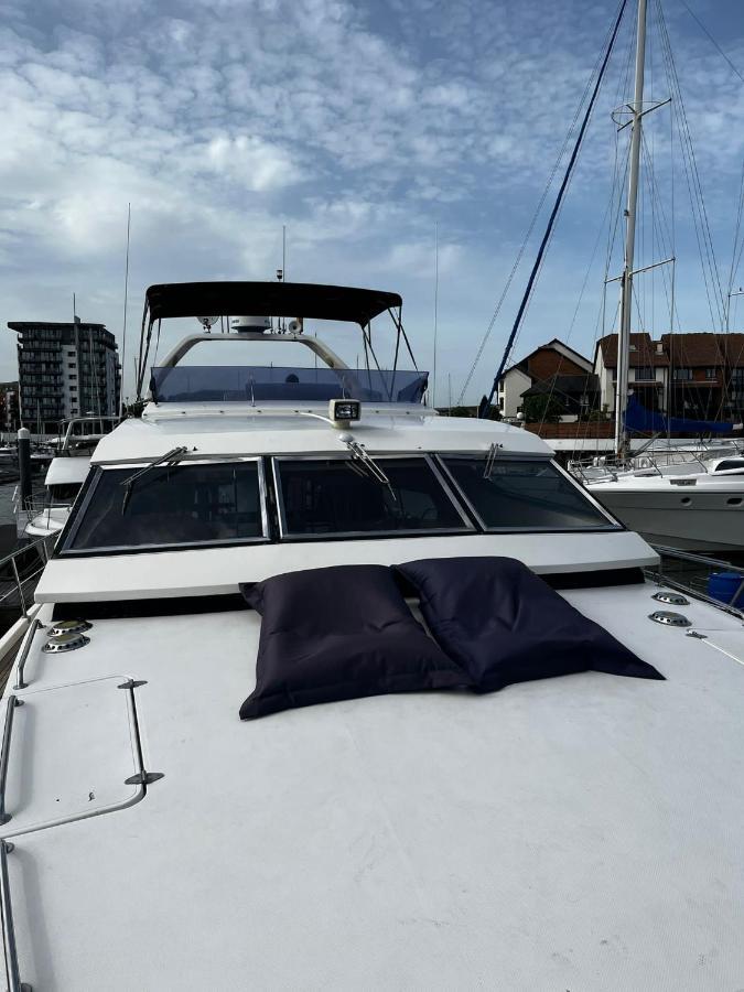 Superyacht On Town Quay Marina, - Very Close To Centre And Cruise Terminals - Free Parking Included Саутгемптон