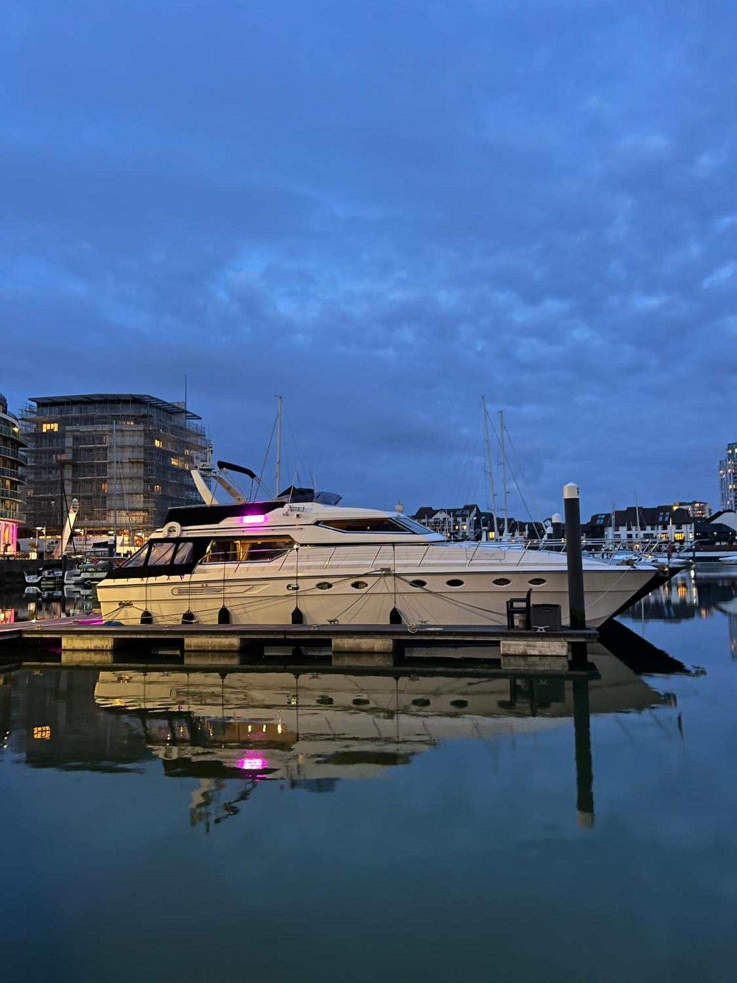Ботель Superyacht On Town Quay Marina, - Very Close To Centre And Cruise Terminals - Free Parking Included Саутгемптон
