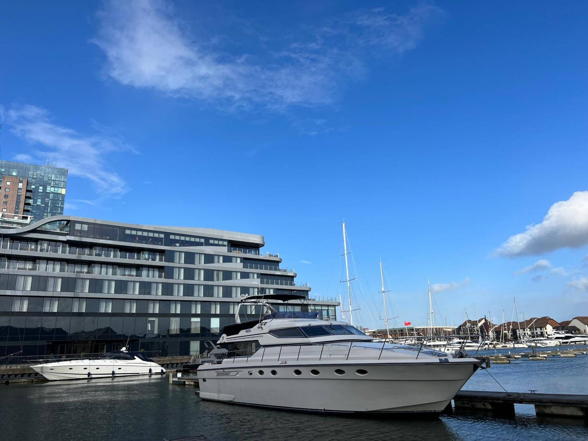 Superyacht On Town Quay Marina, - Very Close To Centre And Cruise Terminals - Free Parking Included Ботель
