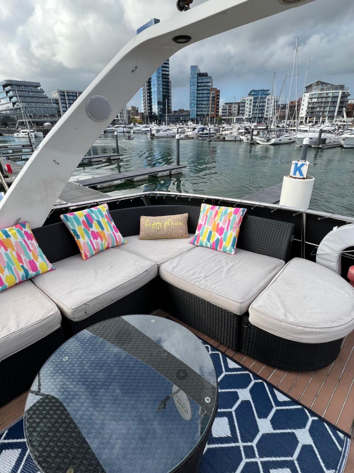Superyacht On Town Quay Marina, - Very Close To Centre And Cruise Terminals - Free Parking Included *