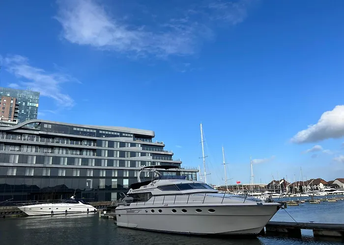 Superyacht On Town Quay Marina, Southampton - Very Close To City Centre And Cruise Terminals - Free Parking Included