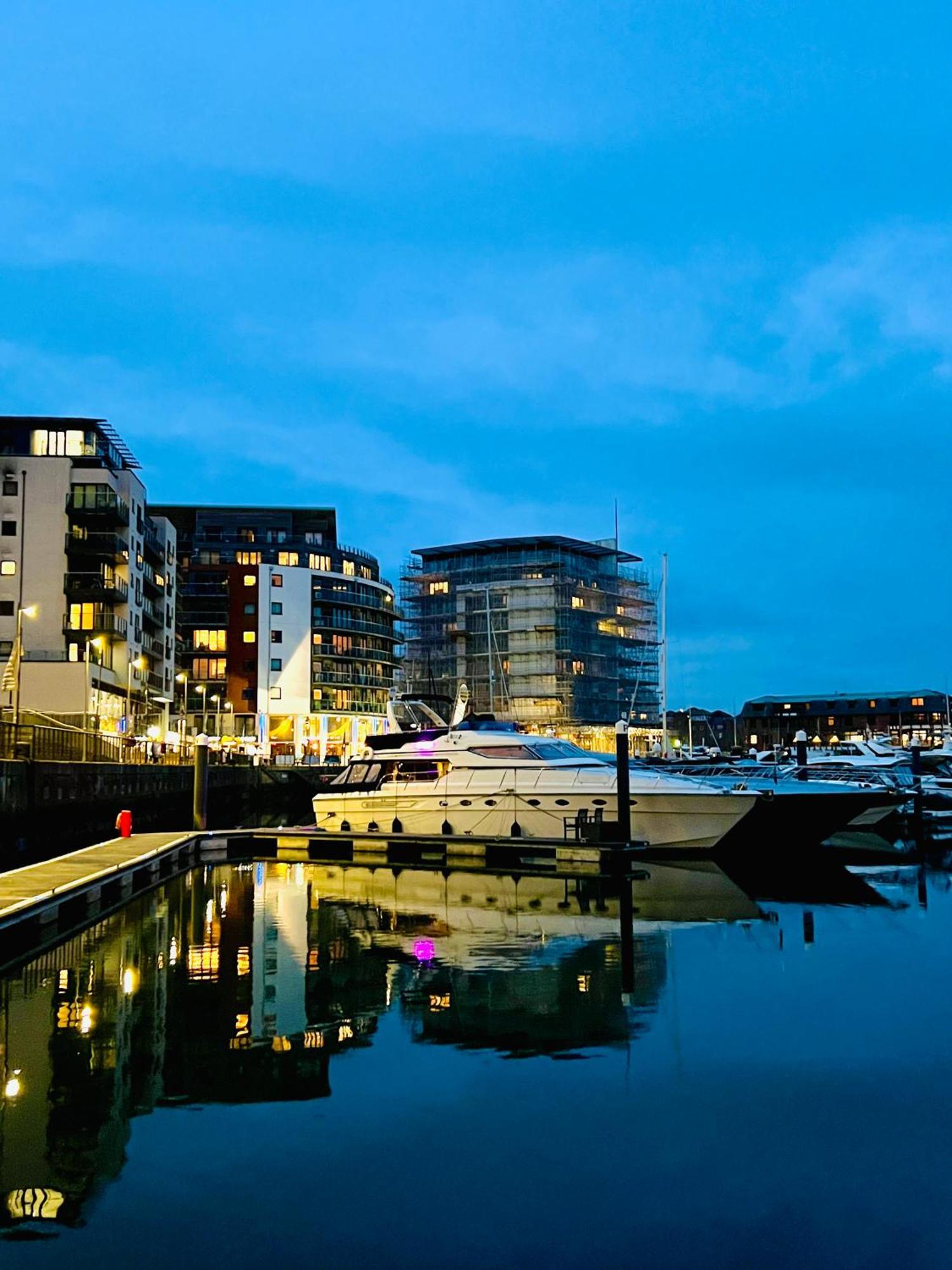 Superyacht On Town Quay Marina, - Very Close To Centre And Cruise Terminals - Free Parking Included Bateau-hôtel Southampton