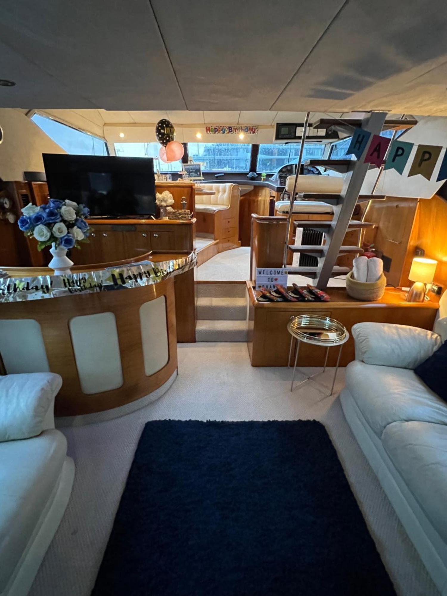 Bateau-hôtel Superyacht On Town Quay Marina, - Very Close To Centre And Cruise Terminals - Free Parking Included *
